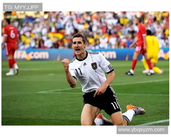 德国足球传奇球星高清图片展示 展现德国足坛风采与经典瞬间