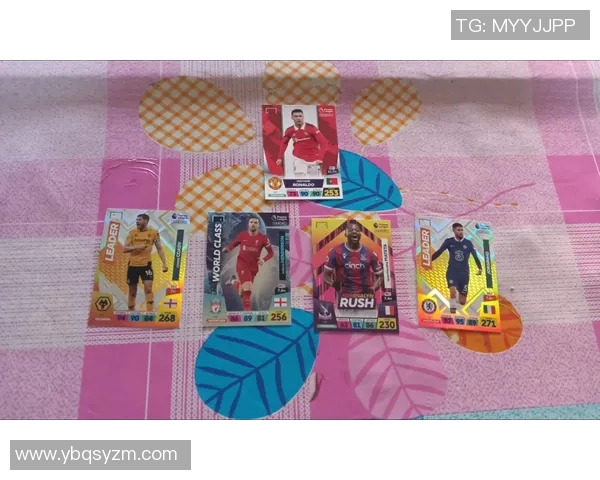 足球主播挑战拆帕尼尼球星卡揭开足球卡片背后的精彩世界