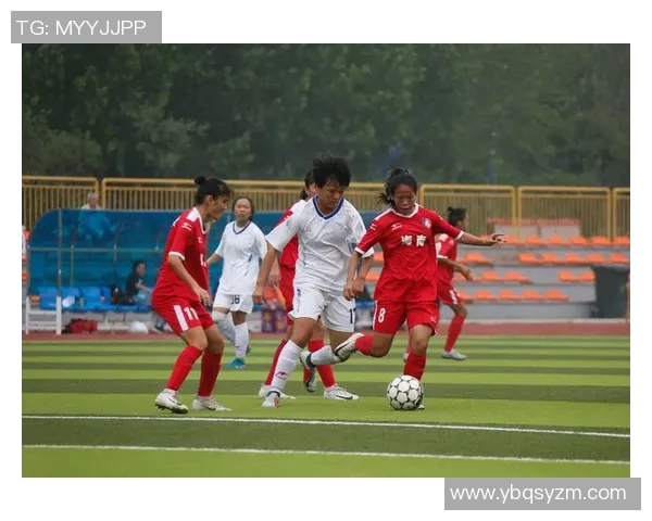 足球场上女球迷聚焦球星瞬间激情洋溢的时刻