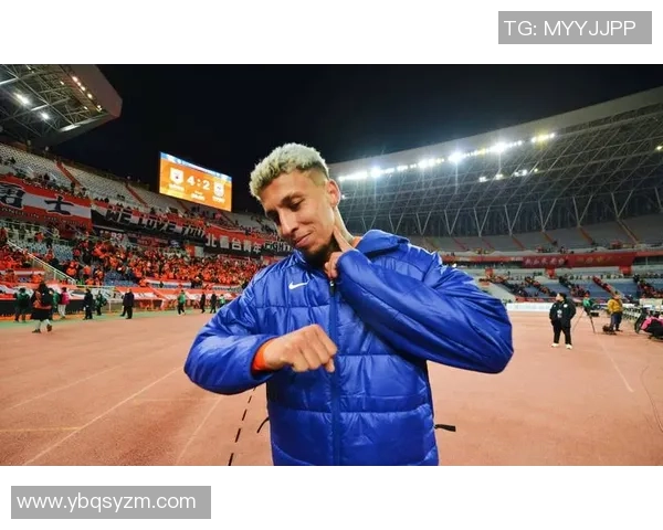 足球明星享受抽雪茄时刻揭秘，豪华生活与竞技场外的另一面